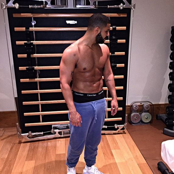 Drake's Shirtless Photo Has Made The Internet Extremely Thirsty