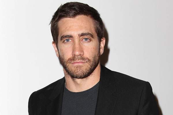 First Date Fail.. Jake Gyllenhaal does WHAT on a first date?!?