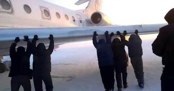 Passengers Push Russian Airplane Stuck In Ice