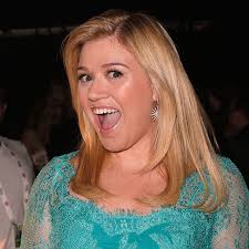 PHOTO: Kelly Clarkson Introduces New Baby to the World