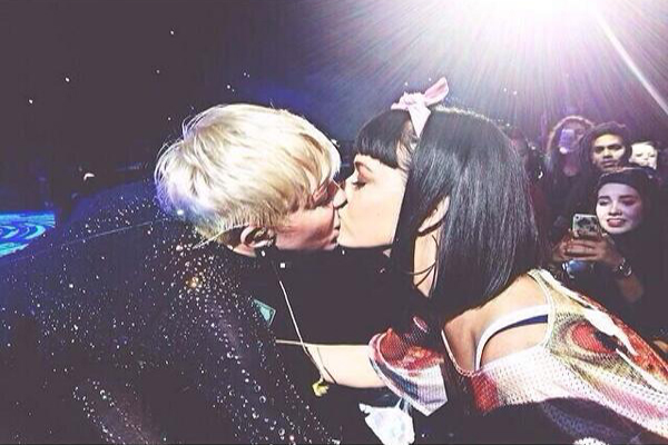 PHOTO: Miley kisses Katy and they both liked it!