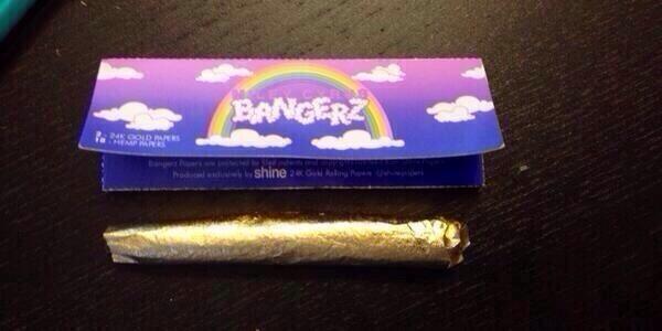Report: Miley Cyrus Selling Gold Rolling Papers As Tour Merch