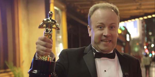 Guy pretends to have won an Oscar & gets treated like a King everywhere he goes!